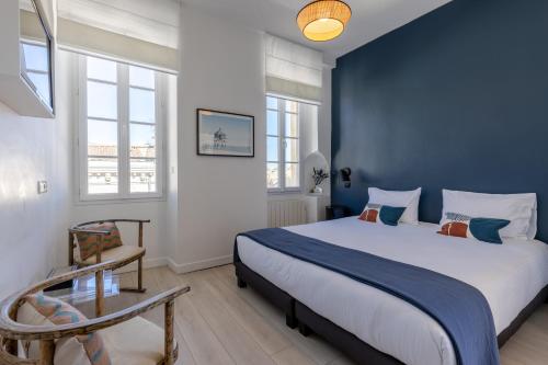 波尔多Les Séraphines - Chambres d'hôtes - Guests house的一间卧室配有一张带蓝色墙壁的大床