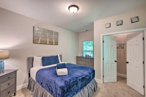 亚特兰大Stylish College Park Home with Private Garden!的一间卧室配有一张带蓝色毯子的床