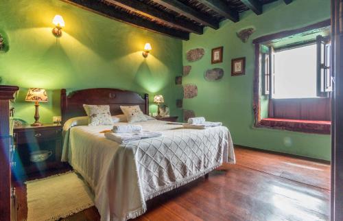 弗龙特拉Casa de Mi Abuela Maria的绿色卧室设有床和窗户