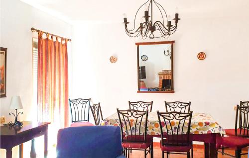 4 Bedroom Cozy Home In Las Cefias的一间带桌椅和镜子的用餐室