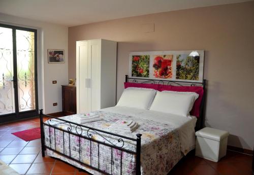 锡纳伦加拉科利纳德尔迈洛格拉诺旅馆的一间卧室配有一张红色床头板的床