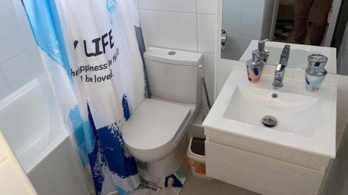 安托法加斯塔Pleno Centro Apart的浴室配有白色卫生间和盥洗盆。