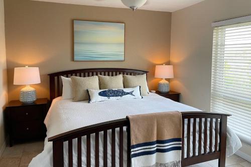 圣徒皮特海滩Dockside Destiny的一间卧室配有一张大床和两盏灯