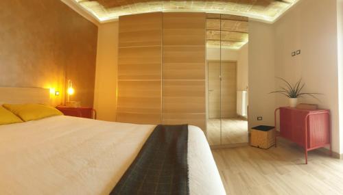 瓜尔迪亚格雷莱La Morice的一间卧室设有一张大床和一个步入式淋浴间。