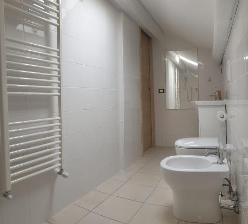 瓜尔迪亚格雷莱La Morice的白色的浴室设有卫生间和水槽。