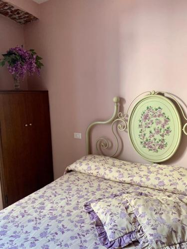 斯特雷萨达吉西旅馆的一间卧室配有一张带绿色床头板的床