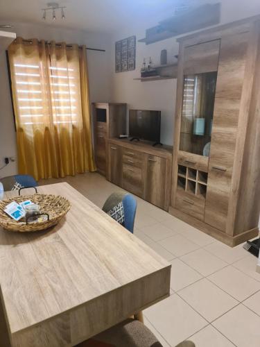 格拉纳迪利亚德亚沃纳Las Brisas的客厅配有木桌和电视。