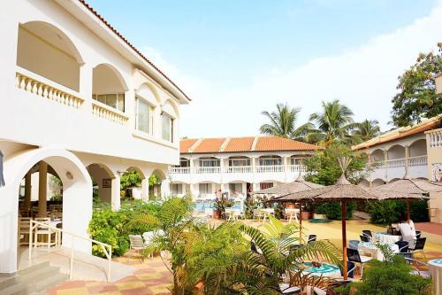 Bakau开普角酒店 的一个带遮阳伞的庭院和一座建筑的度假村