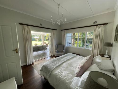 乔治Protea Manor的一间卧室设有一张床和一个大窗户