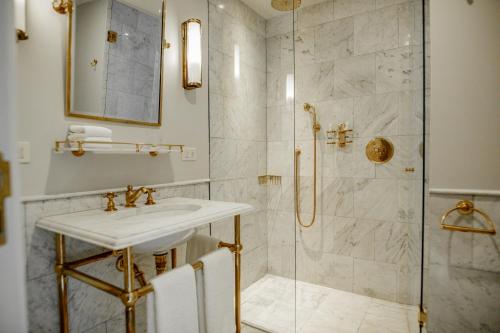 蒙得维的亚Hotel Montevideo - Leading Hotels of the World的一间带水槽和淋浴的浴室