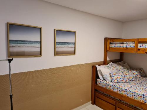 塔曼达雷Apartamento Beira mar Praia dos Caneiros的一间带两张双层床的卧室,享有海景。