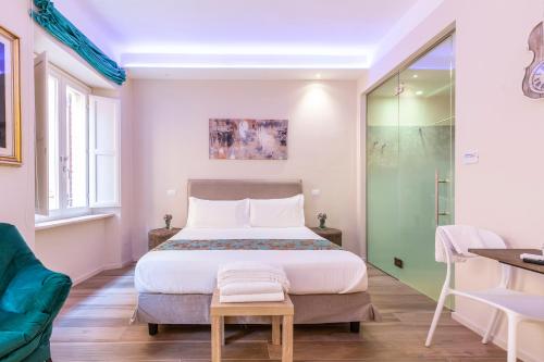 西尼加利亚La Romantica camere e wellness的一间卧室设有一张大床和玻璃淋浴间