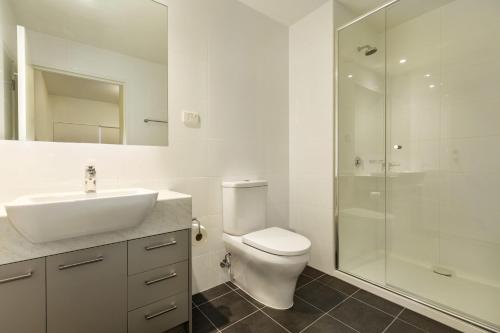墨尔本墨尔本机场探索公寓的浴室配有卫生间、盥洗盆和淋浴。