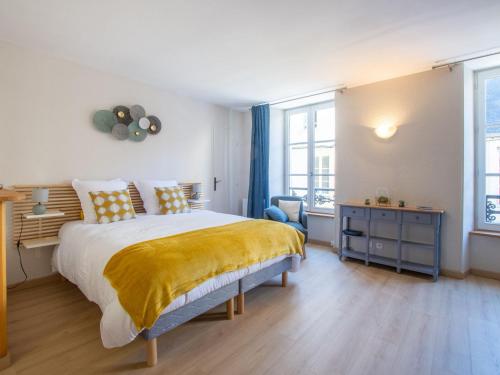 贝叶Beautiful apartment in the historic center of Bayeux的一间卧室配有一张带黄色毯子的大床