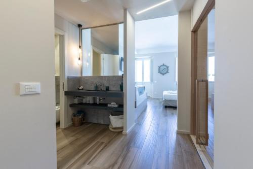 西尼加利亚La Romantica camere e wellness的一间位于客房内的带卫生间和镜子的浴室