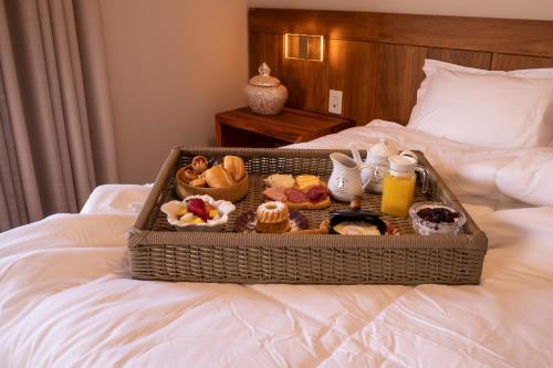 阿瓜斯迪林多亚Villa Boréal Hostellerie的床上的早餐盘