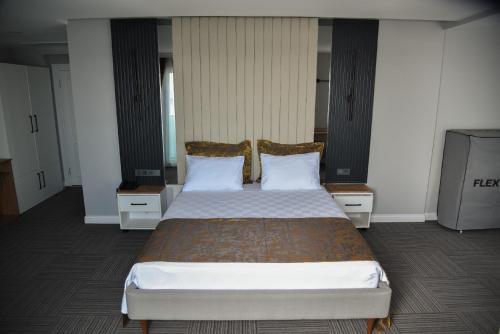 萨姆松çepnis hotel的一间卧室配有一张大床和两个枕头