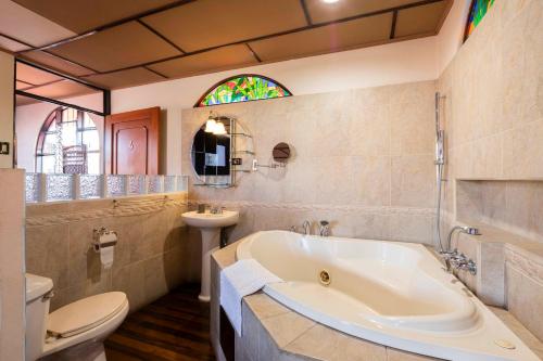 圣何塞XIN Bed&Breakfast的带浴缸、卫生间和盥洗盆的浴室