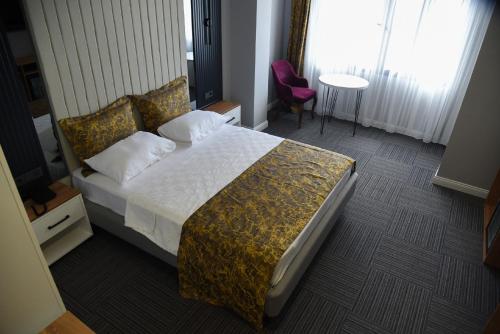 萨姆松çepnis hotel的配有一张床和一把椅子的酒店客房