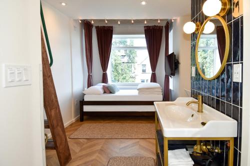 华盛顿HighRoad Washington DC的一间带水槽的浴室和一张位于客房内的床
