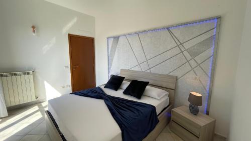 布奇纳斯科DeHomes - Assago Forum的卧室配有带黑色枕头的白色床