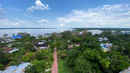 Puerto NariñoMaiku Amazonas-Puerto Nariño的水体的城镇空中景观