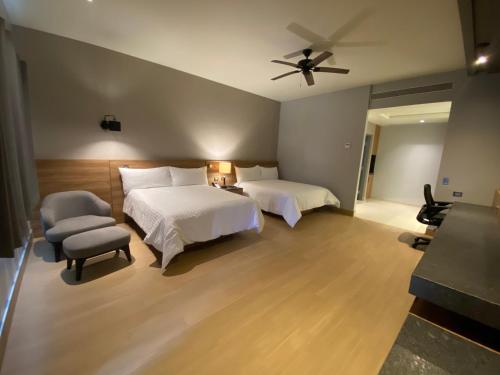 纳沃华RIVI GRAND HOTEL的一间卧室配有两张床和吊扇