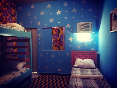 累西腓Hostel & Pousada UFPE INN的蓝色的客房设有两张双层床。