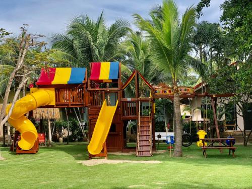 三百岭Dolphin Bay Beach Resort的一个带滑梯和游戏结构的游乐场