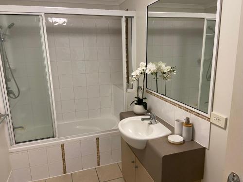 汤斯维尔Lakeside Central Apartment的白色的浴室设有水槽和浴缸。