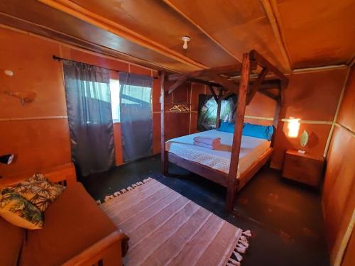 帕霍阿Open Gate Hostel Hawaii的卧室享有上方的景致,配有双层床