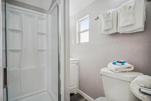 圣徒皮特海滩C6-Manatee的浴室配有淋浴和带毛巾的卫生间。