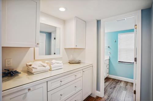 圣徒皮特海滩Emerald Isle 401 - Premier的厨房配有白色橱柜和水槽
