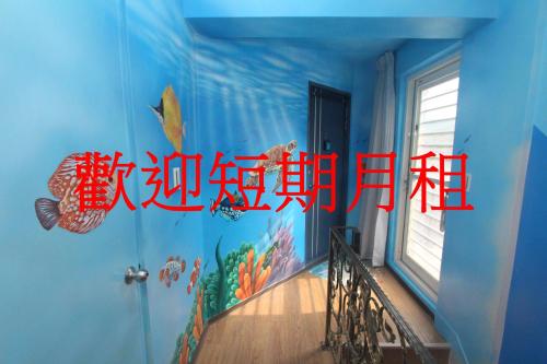 基隆Sea Keelung的一间拥有蓝色墙壁的客房和一座带动物绘画的楼梯