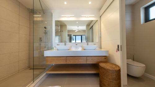 埃斯尼角Blue Nest by Horizon Holidays的浴室设有2个水槽和镜子