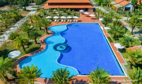 富国Maison Du VietNam Resort & Spa的享有度假村游泳池的顶部景致