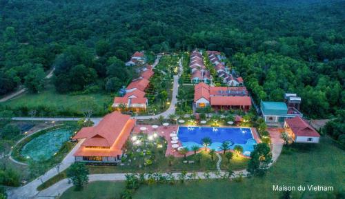 富国Maison Du VietNam Resort & Spa的享有大厦空中美景,设有游泳池