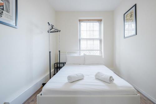 伦敦APlaceToStay Central London Apartment, Zone 1 WAT的白色客房,配有带毛巾的床