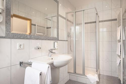 乌姆基希赫布登酒店的白色的浴室设有水槽和淋浴。