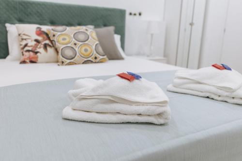 雅典Your Cozy Sapphire Apartment的床上摆放着两条白色毛巾