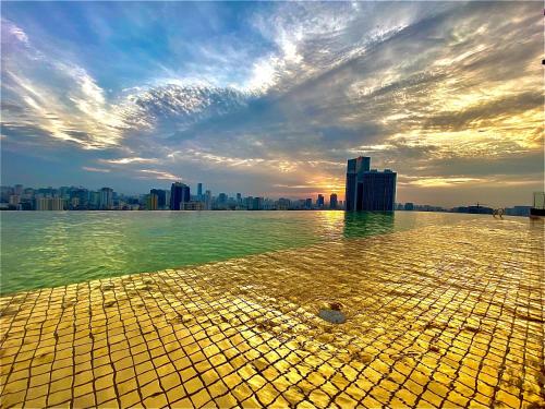 河内Dolce by Wyndham Hanoi Golden Lake的一大片水体,城市背景