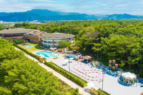 龙潭悦华大酒店的享有带水上公园的度假村的空中景致