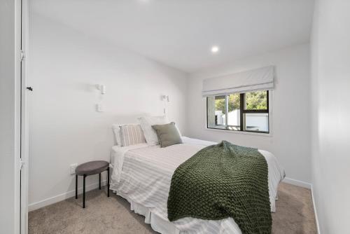 皮克顿Peaceful Escape - Picton Holiday Apartment的白色的卧室设有床和窗户