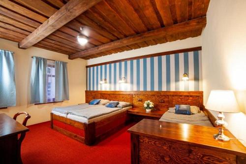 拉贝河畔罗乌德尼采Hotel Galerie的一间卧室配有两张床和一张书桌。