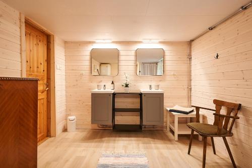 Axland萨沃拉克斯塔格酒店的一间带水槽和两面镜子的浴室