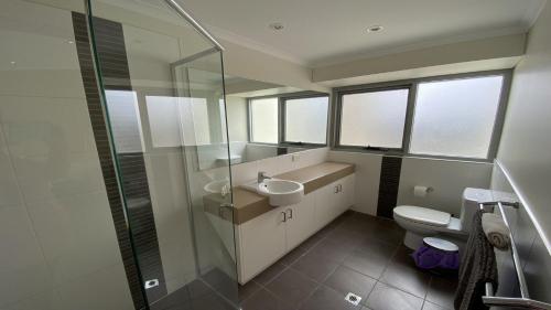 朱里恩湾Villa 7 on Dalton的一间带水槽和卫生间的浴室以及窗户。