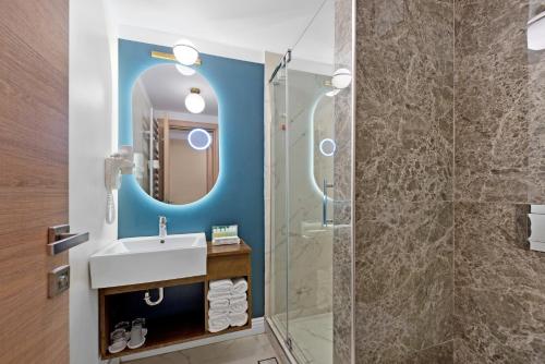马马亚Hotel Oxford的一间带水槽和淋浴的浴室