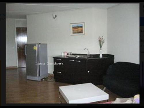 Thung Si KanThailand Taxi Apartment Hostel的带沙发和冰箱的客厅