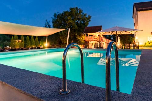 欧波楚巴赫弗瑞迪瑞克斯霍夫家庭酒店的度假村的游泳池