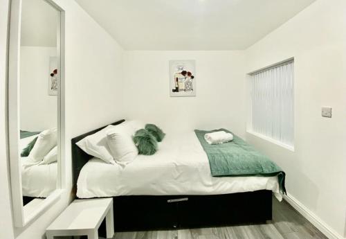 利兹Tong Apartments的一间小卧室,配有一张床和镜子